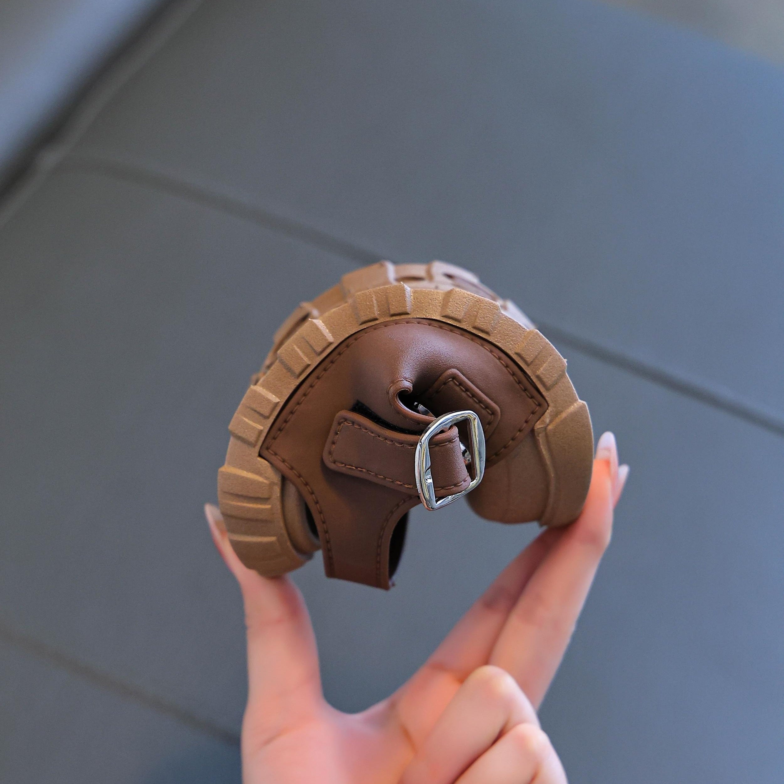 Yangi yozgi kelish: Yumshoq taglikka ega, nafas oladigan PVC yuqori qismi, o'g'il va qizlar uchun dumaloq barmoq dizayni bilan zamonaviy bir rangli bolalar sandallari. Tasodifiy va ochiq havoda faoliyatlar uchun ideal. Trendy va