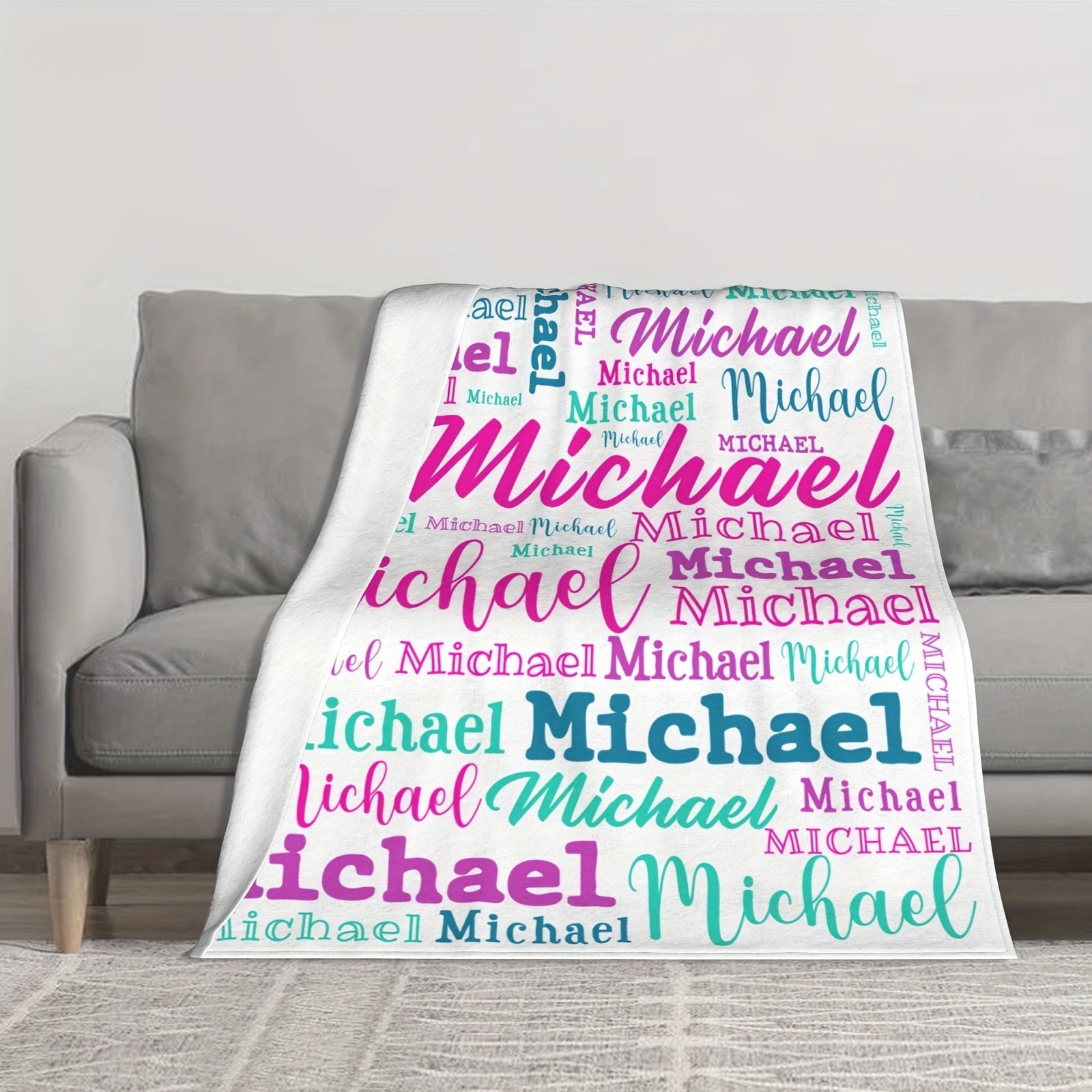 QOGOER tomonidan tayyorlangan shaxsiylashtirilgan katta nomli ko'rpa, ultra-yumshoq 100% polyester flanel to'qima matodan tayyorlangan bo'lib, barcha mavsumlar uchun mos bo'lgan aralash rang dizaynida yuqori sifatli raqamli bosma bilan ta'minlangan.