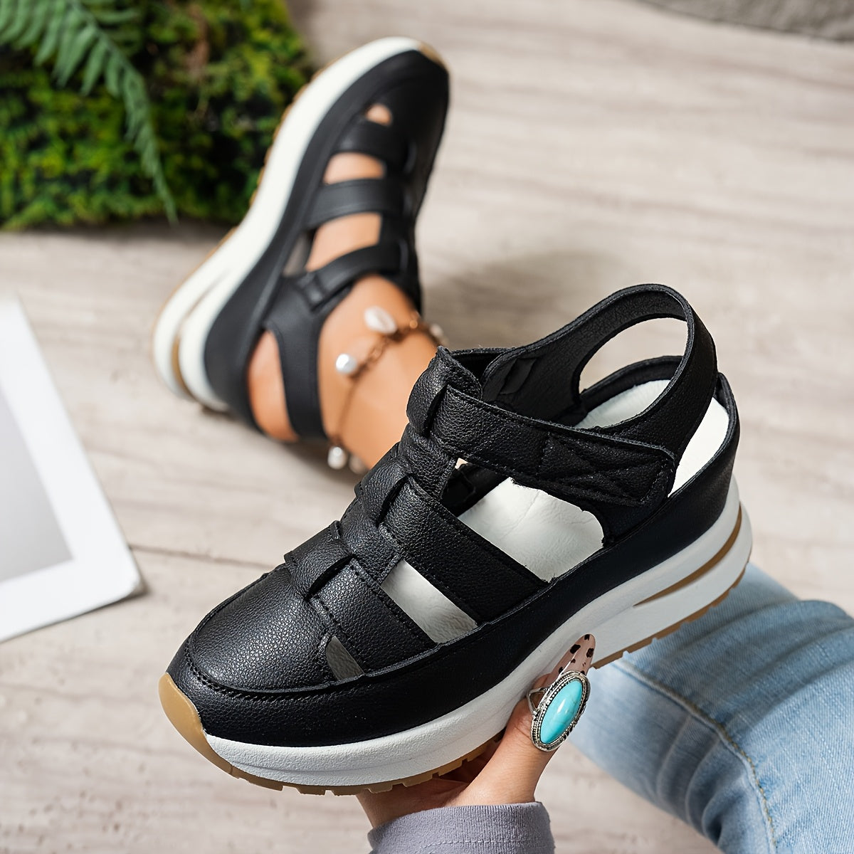 Ayollar uchun platforma sandallari, ko'rinmas balandlik oshiruvchi, sehrli lenta yopilishi, sun'iy charm ustki qismi va sirpanmaydigan kauchuk taglik.