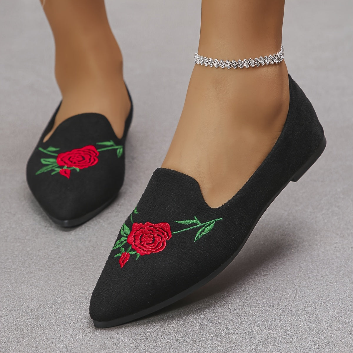 Zapatos planos negros con bordado floral para mujer - Zapatos slip-on de punta estrecha