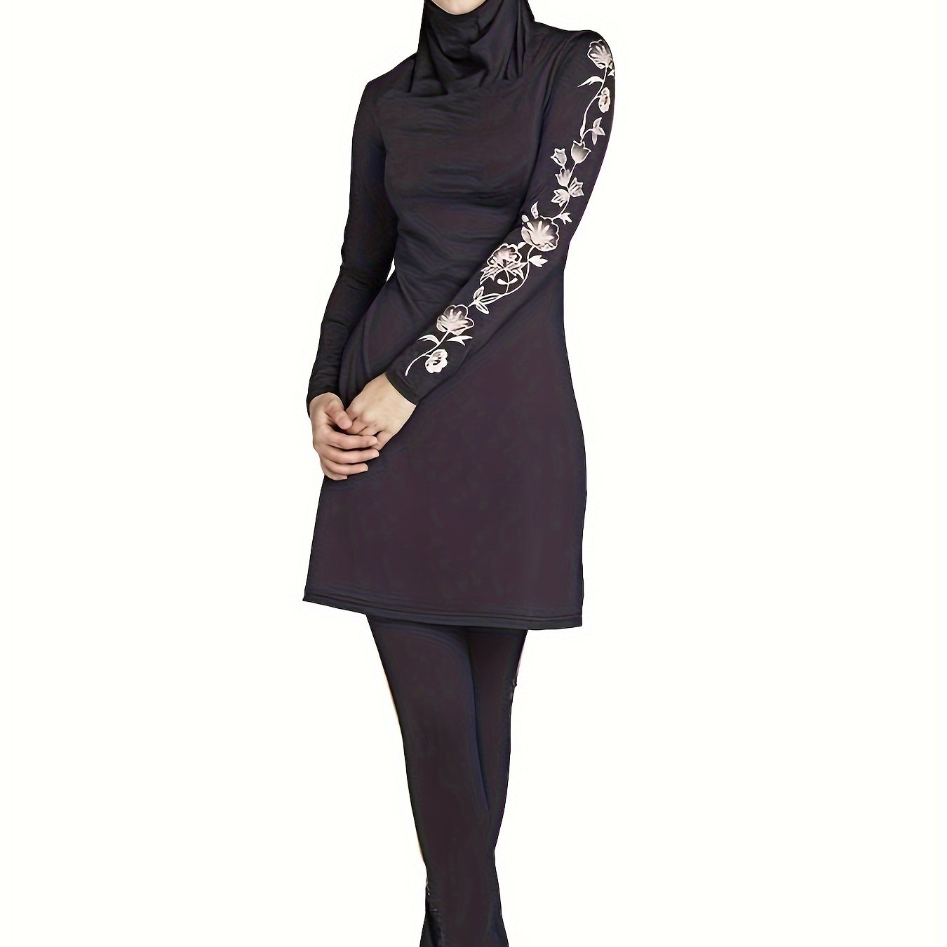 Katta o'lchamdagi konservativ suzish kiyimlari to'plami, bir rangli va raqamli gullar bosma bilan, yuqori bo'yin dizayni bilan, cho'ziluvchan polyesterdan tayyorlangan, tasodifiy O'rta Sharq uslubida.