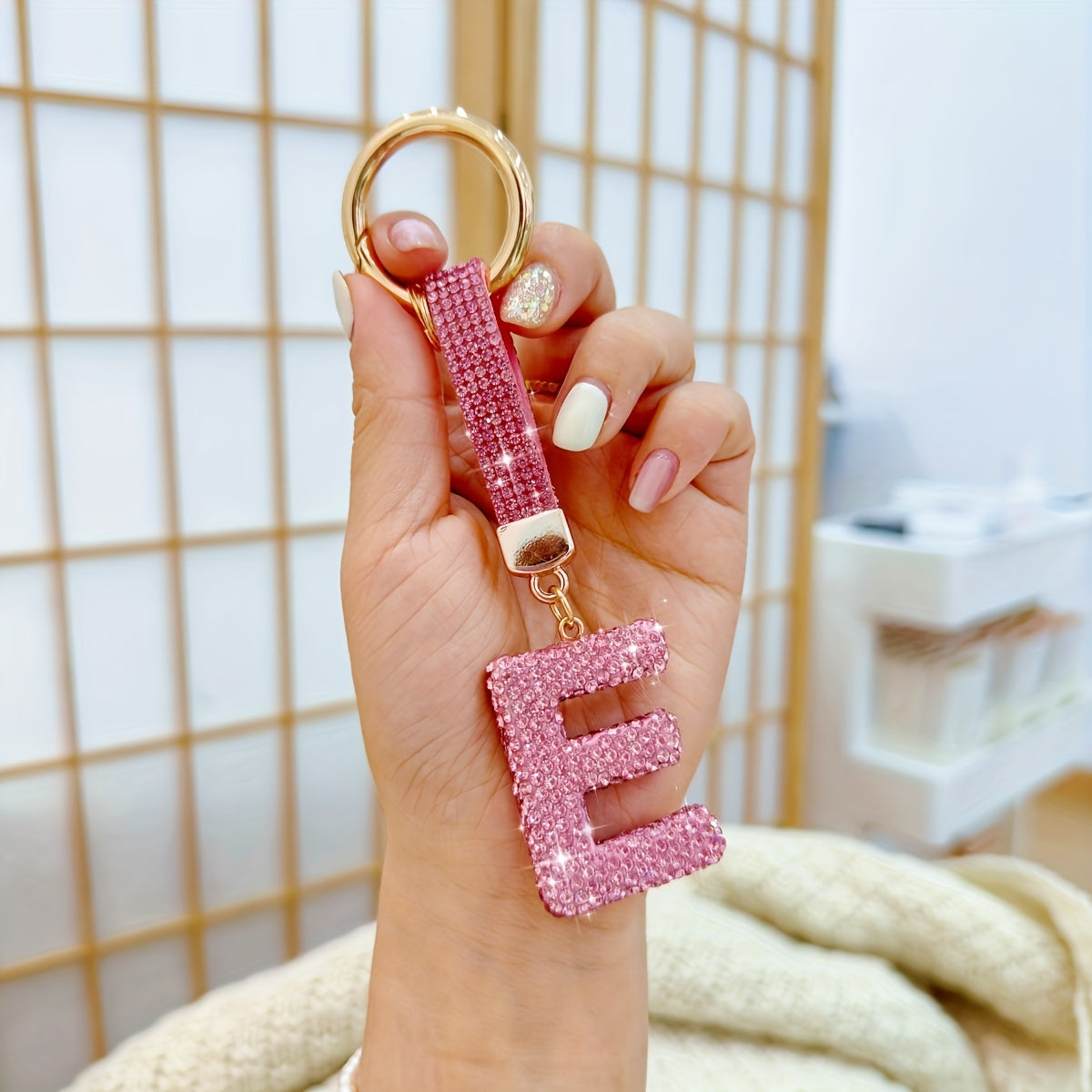Llavero personalizado con inicial rosa, colgante de aleación con rhinestones para mujeres