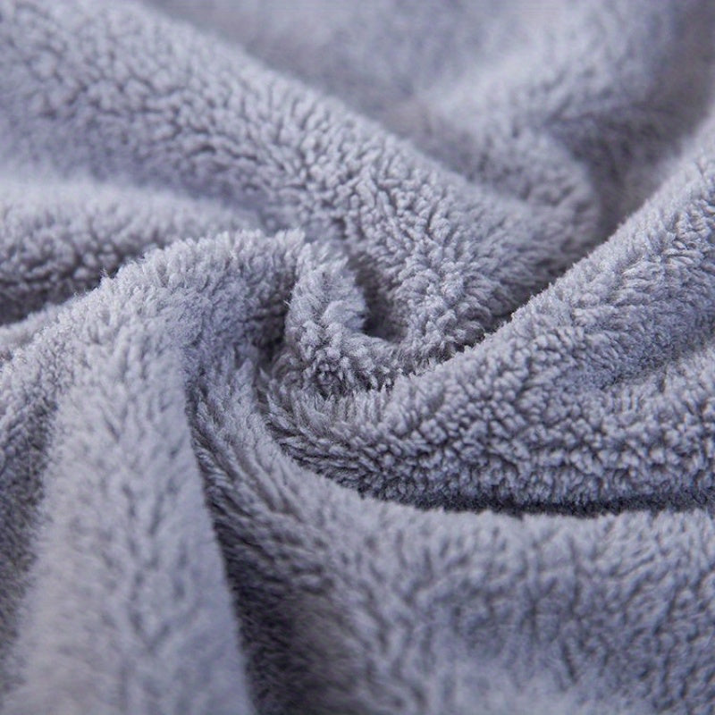 Kengaytirilgan mikroto'qimalar bilan makon mavzusidagi dizaynga ega super so'ruvchan sochiqlar, spa tajribasi uchun. Polyester va nylon aralashmasidan tayyorlangan, bu tez quriydigan sochiqlar teriga yumshoq.