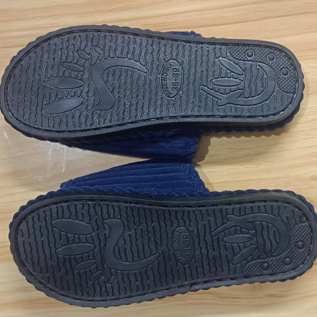 Uniseks chiziqli mato bilan yopiladigan flip-floplar yumshoq yostiqlangan, sirpanmaydigan kauchuk tagli