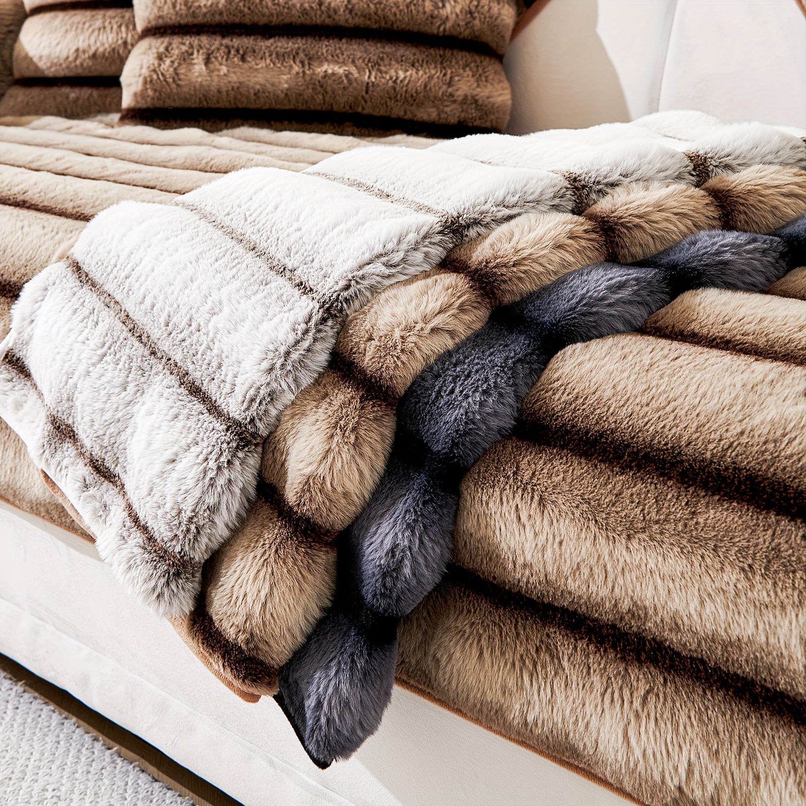 Мягкий, дружелюбный к питомцам чехол для дивана из искусственного мутона с шерповым флисом для диванов на одно-четыре места. Машинная стирка и нескользящий.