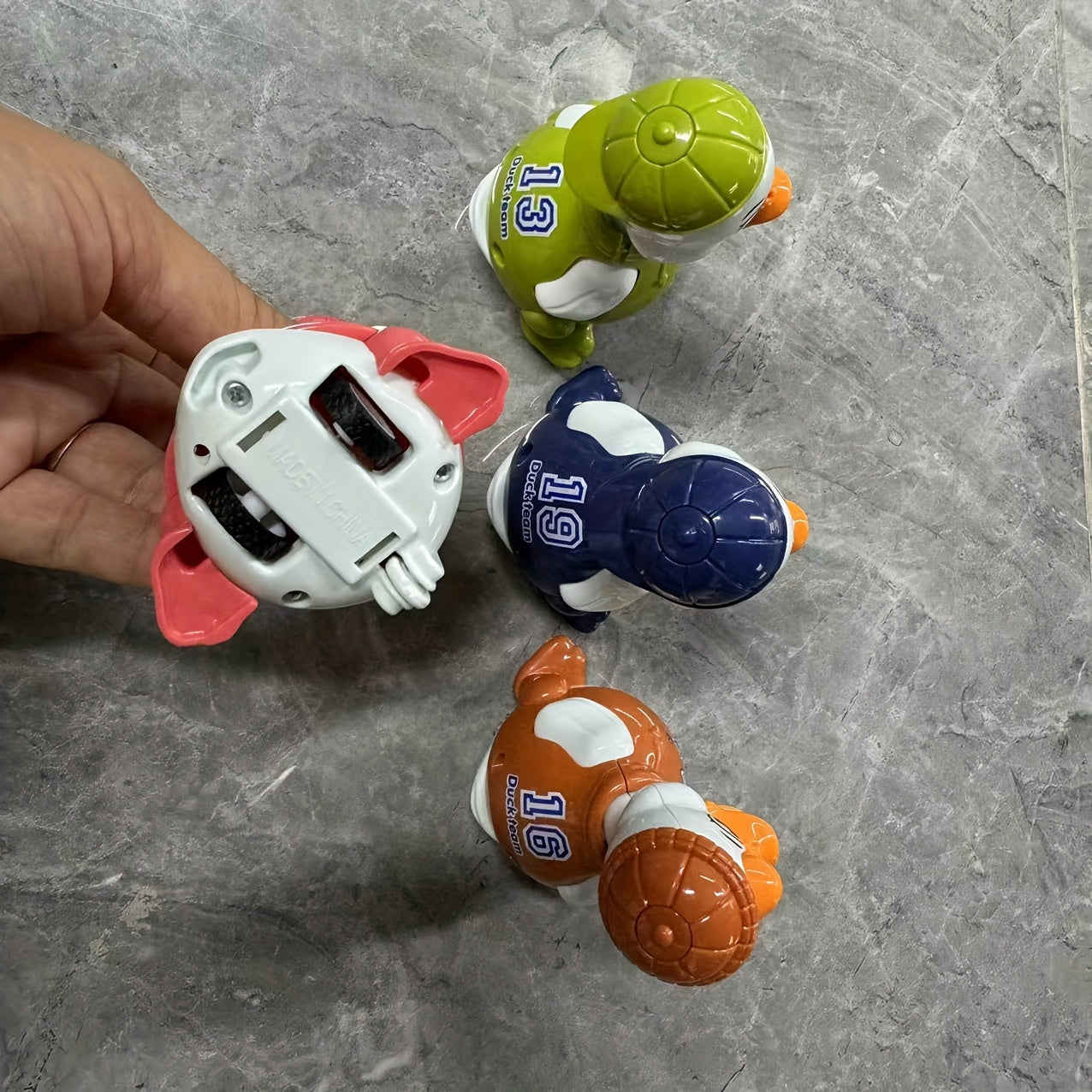 Bolalar uchun stress o'yinchoq o'rdak, batareya talab qilinmaydi, bosish bilan yuradi, bolalar uchun 0+ yoshda, turli ranglarda