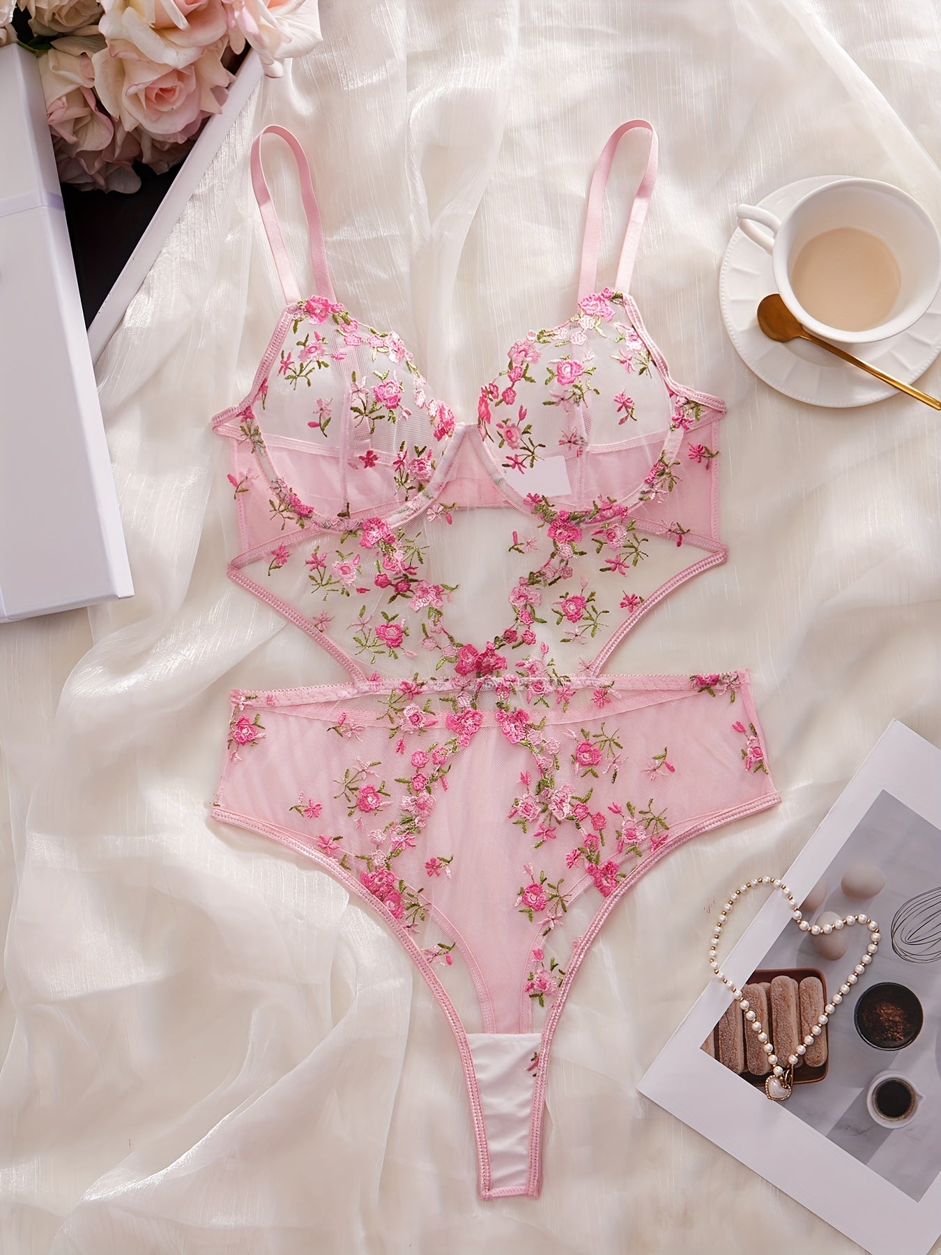 Qora rangli zamonaviy bodysuit, qizil gullar bilan bezatilgan, V-shakl, yuqori bel, va shaffof to'r mato. Ayollar uchun mukammal, faqat qo'l bilan yuvish.