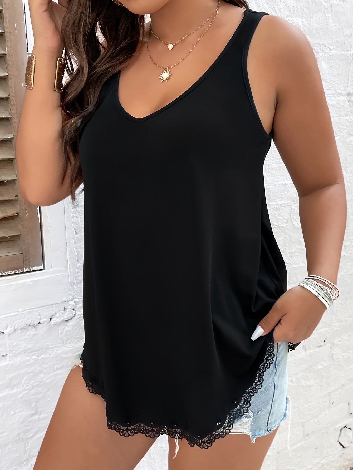 Women's Plus Size V-Neck Sleeveless Top with Lace Hem and Floral Details