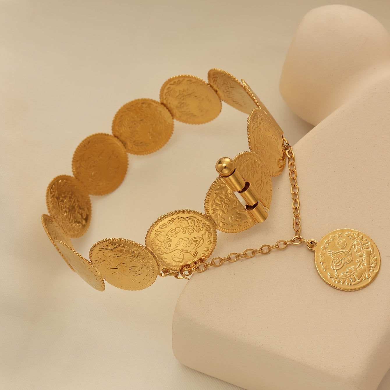 Этот изысканный браслет выполнен из медной проволоки с золотым покрытием в винтажном стиле и украшен очаровательной монеткой. Идеален для повседневной носки или в качестве продуманного подарка для особенной женщины.
