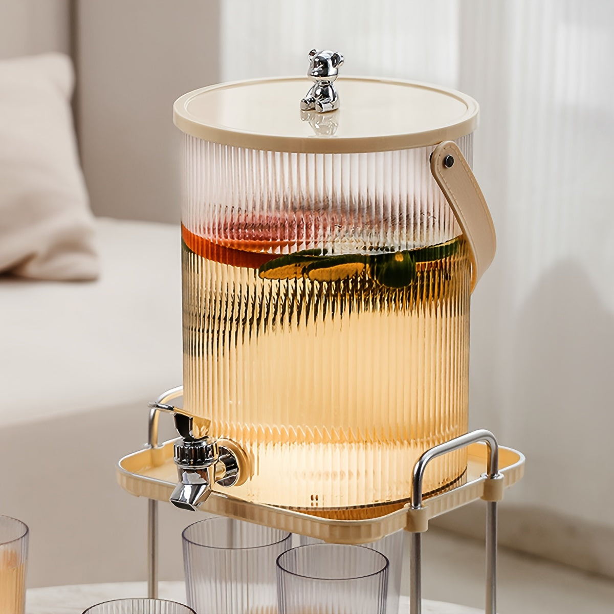 Plastik ichimlik tarqatuvchisi - partiyalar va yotoqxonalarga mo'ljallangan. Yuqori haroratga chidamli muz idishi, sovuq ichimliklarni elektr energiyasiga ehtiyoj sezmasdan xizmat qilish uchun ajoyib.