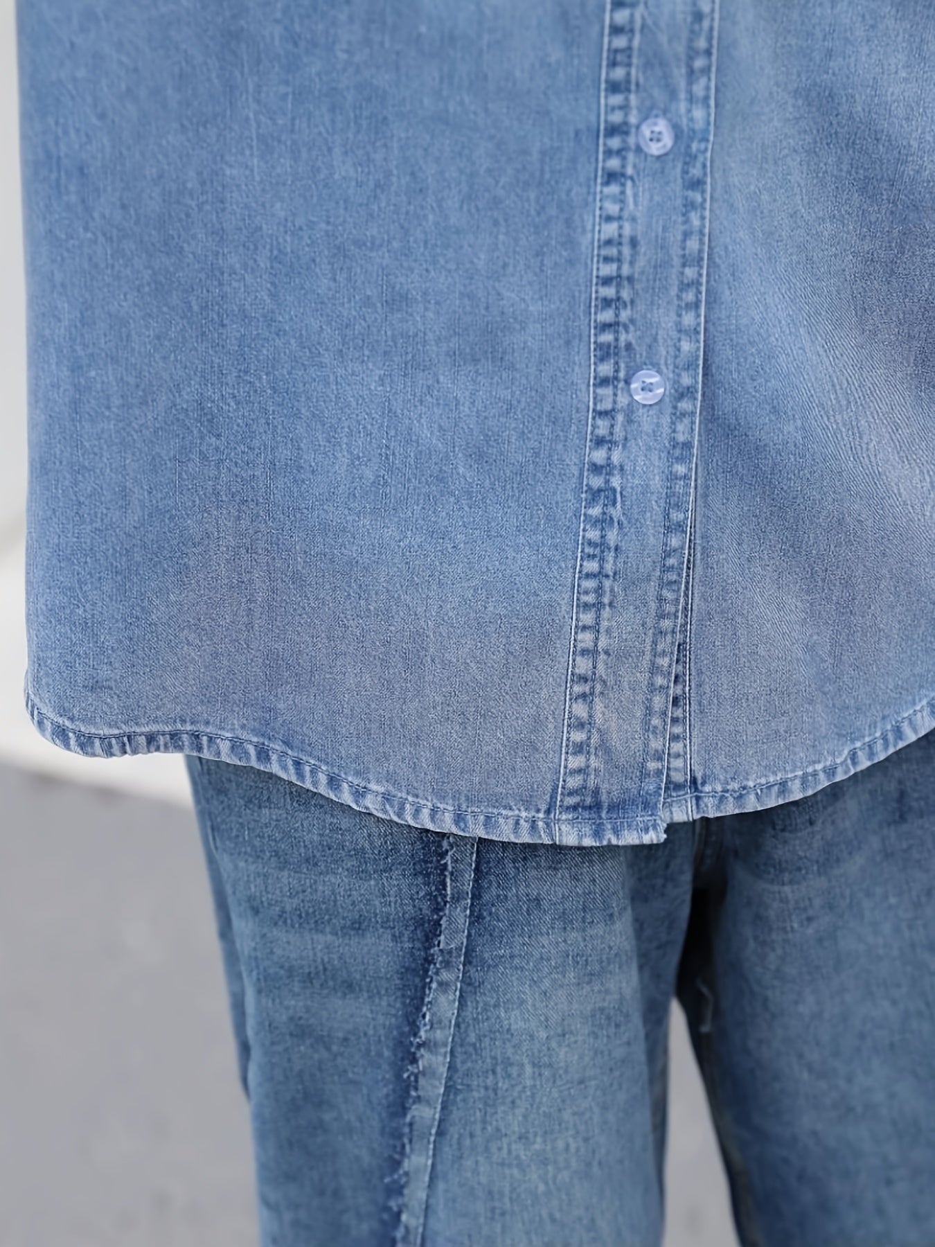 Klassik uslubdagi, yengil ko'k denim jakkasi, lapel yaka va cho'ntaklar bilan, ayollar uchun.