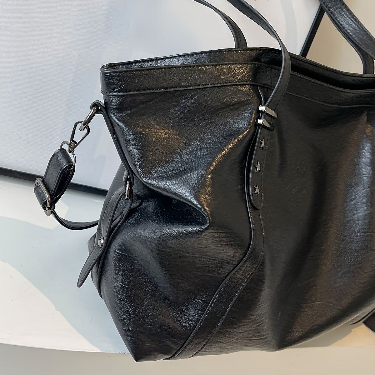 Стильная однотонная сумка-тоут с большой вместимостью, дизайн с пятиконечной звездой, универсальна для повседневного использования женщинами, подходит для работы, покупок и обедов.