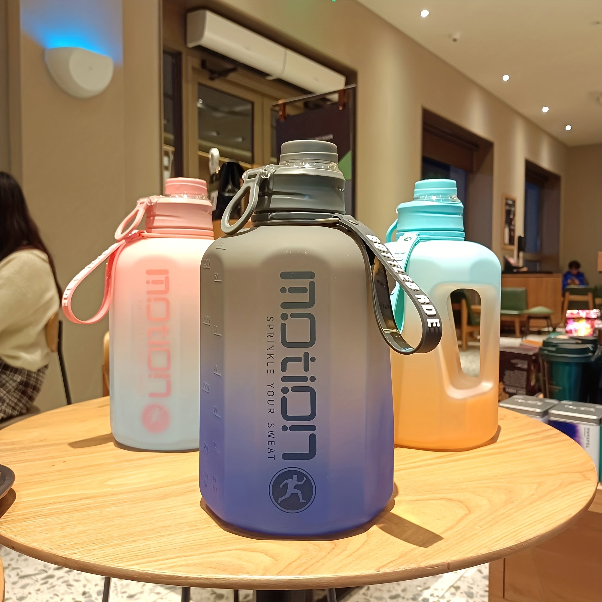 1 шт., 2200 мл/77,93 унции Градиентный цвет матовая модная спортивная бутылка для воды с ручкой, пластиковая, большой объем, для использования на улице