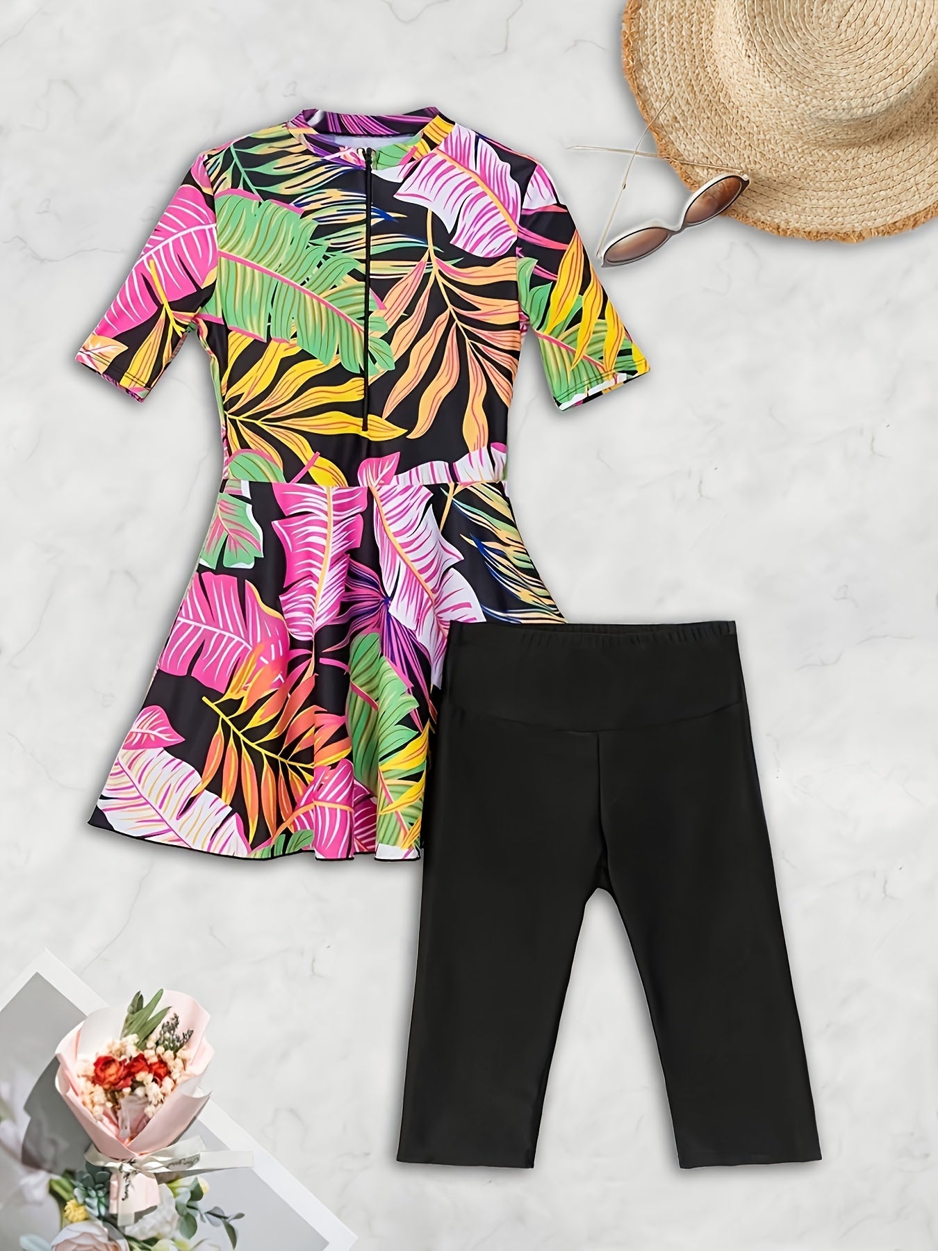 Ayollar uchun tropik barg naqshli yuqori bo'yli, qisqa yengli rash guard suzish to'plami, suv sportlari va plyaj faoliyatlari uchun ideal, cho'ziluvchan polyester/elastan aralashmasidan tayyorlangan, shaffof bo'lmagan mato.