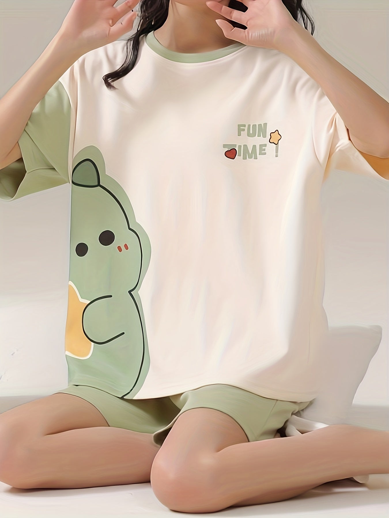 Karikatura printli polyester pijama to'plami, qisqa yenglar va krujka bo'yin. 95% polyester va 5% elastan materialidan tayyorlangan, har mavsumda qulaylik uchun. Yozgi dam olish uchun ideal.