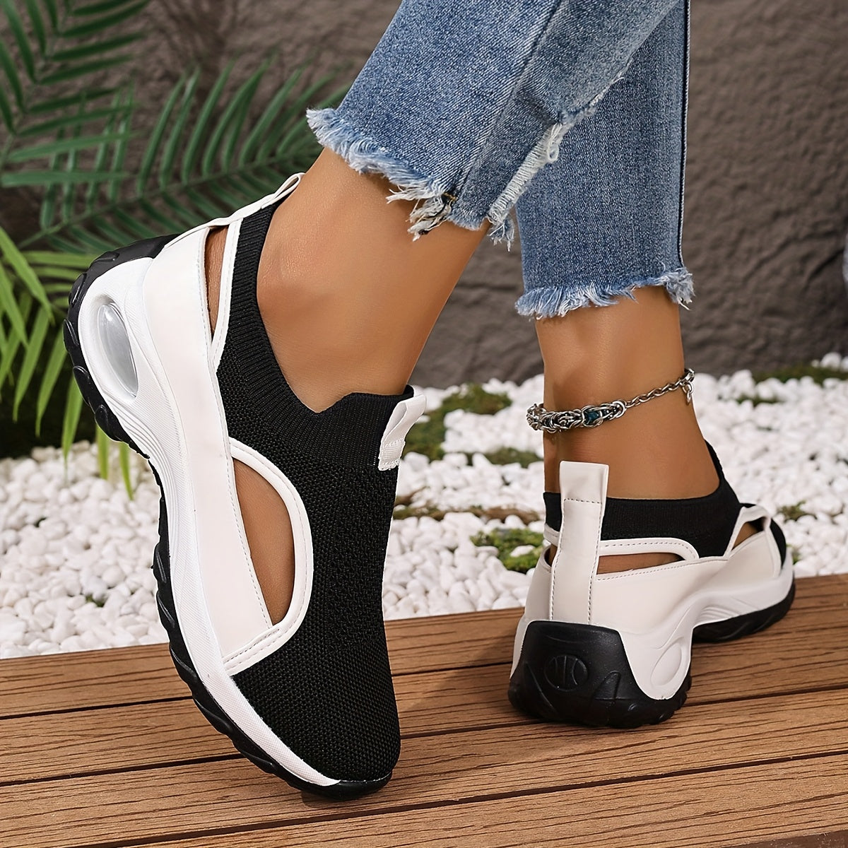 Женские кроссовки-слипы черные и белые повседневные низкие на тканевой верхушке