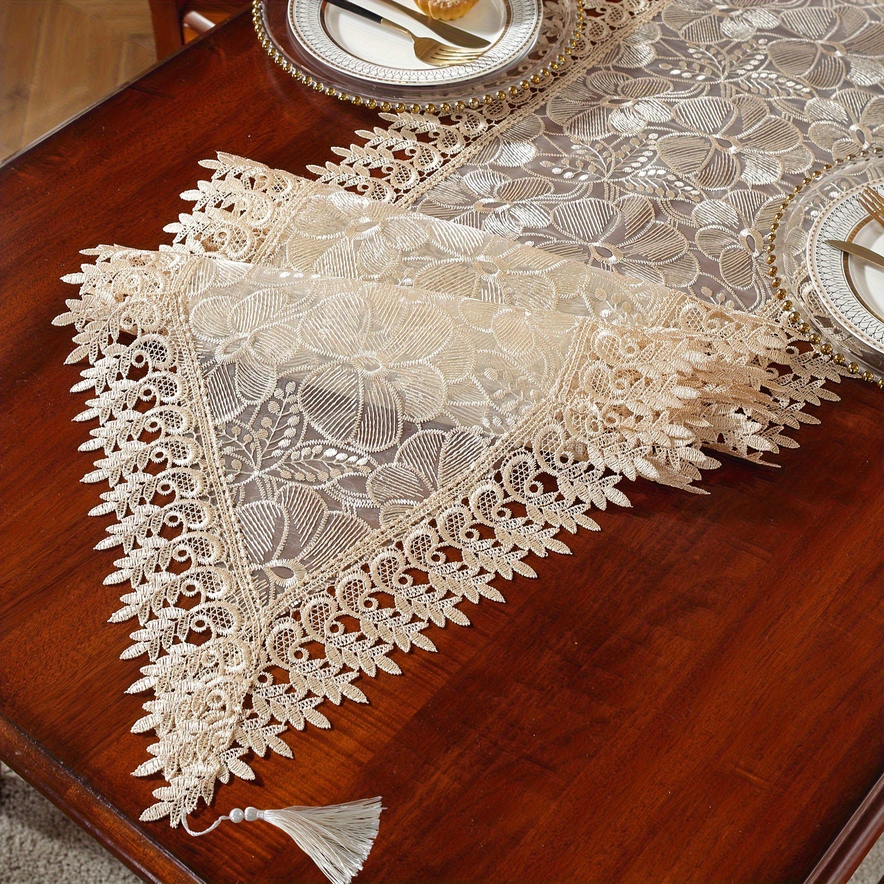 Elegante camino de mesa de organza bordada con motivos florales y detalles de encaje para bodas y eventos