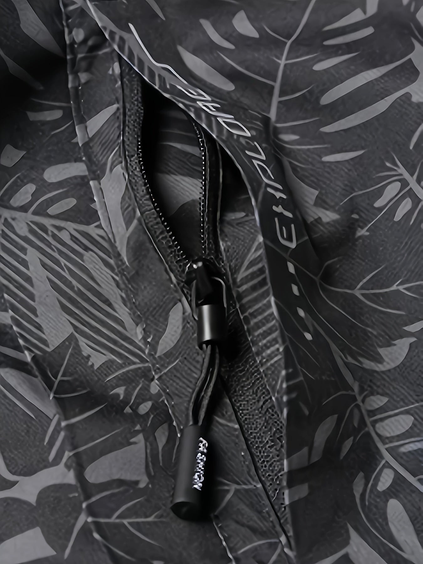 Женская камуфляжная куртка для активного отдыха с съемным капюшоном