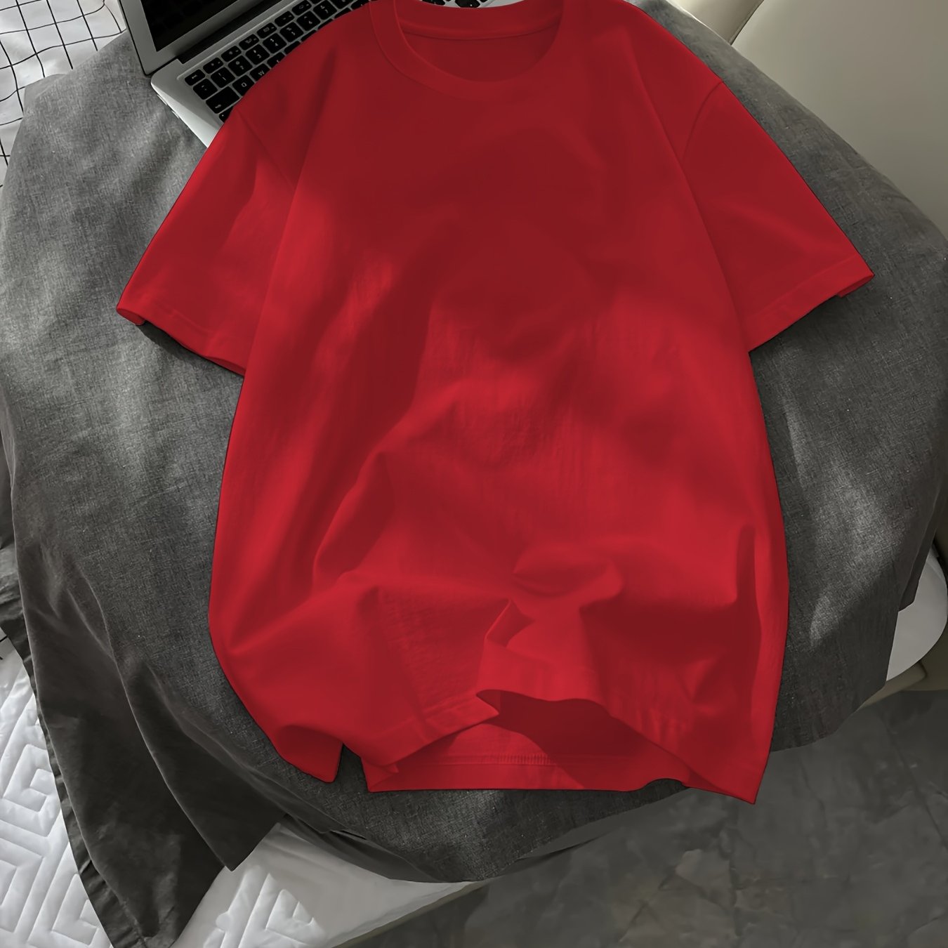 Yoz uchun erkaklar uchun bir rangli T-kofta, tasodifiy ko'cha uslubi