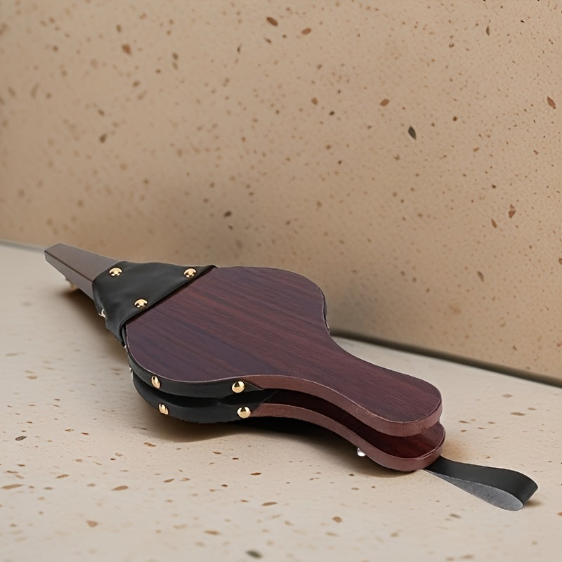 An'anaviy yog'och pechka puflagichi qora sun'iy charm aksentlari va mis qotishmalari bilan - olov pitlari, yog'och pechlar va sayohatlar uchun qo'l bilan tayyorlangan puflagich asbobi, osish halqasi bilan birga