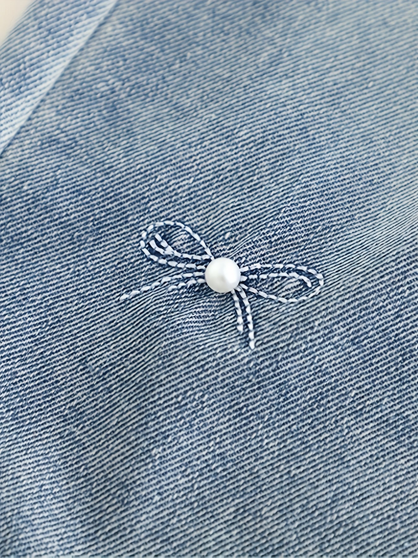 Qizlar uchun zamonaviy keng kesimli denim shimlar, bir rangli rayon aralashmasidan tayyorlangan. Mashinada yuvish mumkin. Bahor/kovak uchun mos. Zamonaviy chaqaloqlar uchun ideal. Uzoq shimlar xususiyatiga ega.