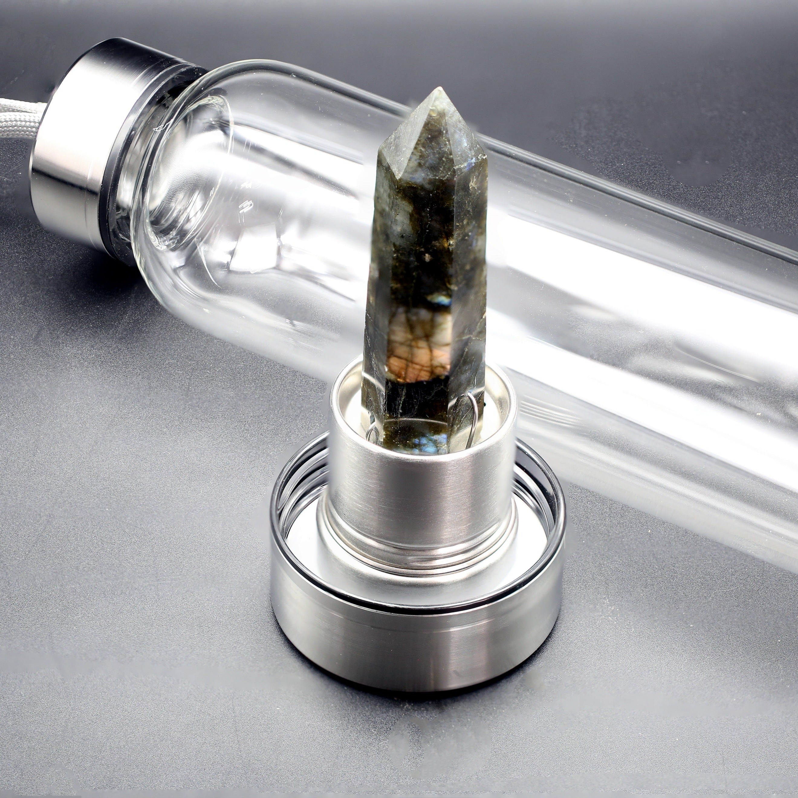 Sun'iy kristal suv shishasi, ametist va oq kristalli cho'zilgan tosh dizayni bilan