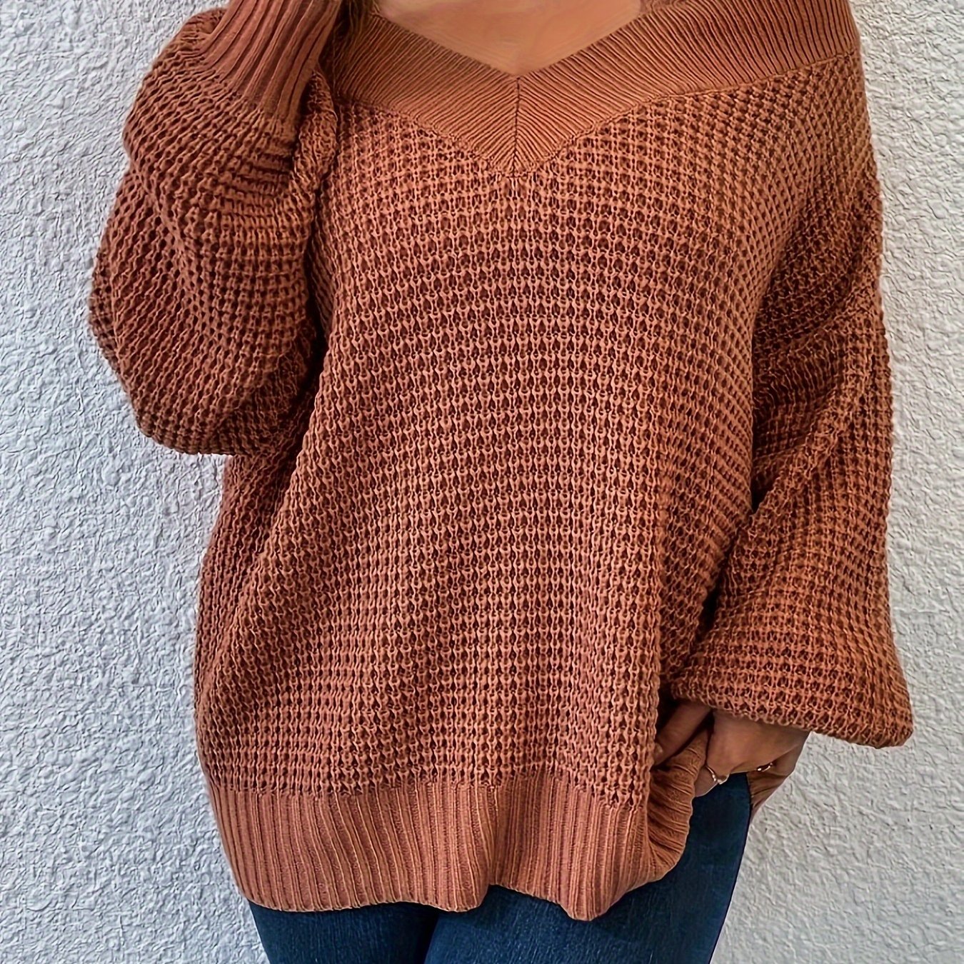 Ayollar uchun bej rangli, V-shakllı bo'yinli, uzun qo'lli trikotaj off-shoulder sviter
