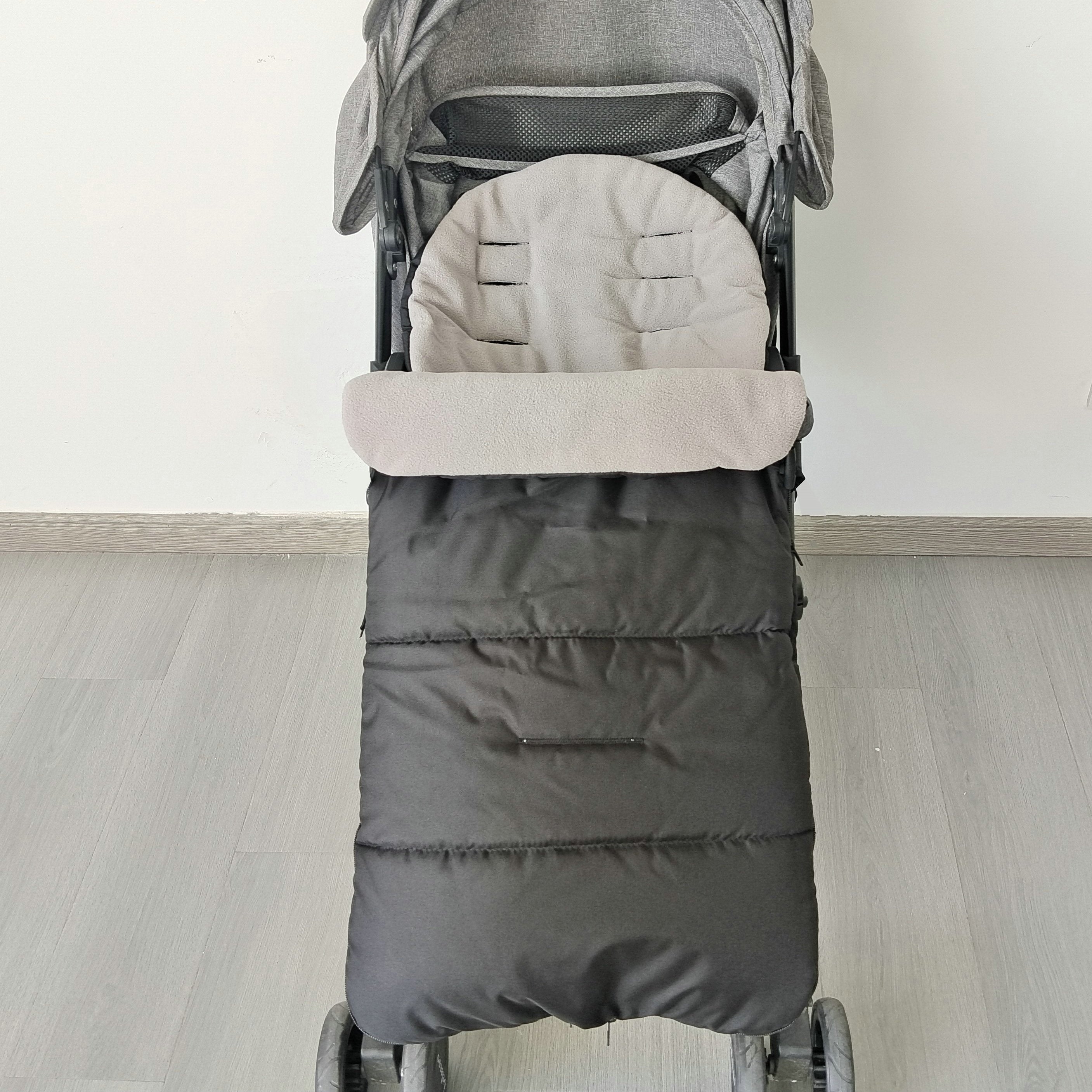 Kuz va qish mavsumiga mo'ljallangan Universal Fit Stroller Footmuff bilan issiq va qulay bo'ling. Shamolga chidamli polyester toladan tayyorlangan bu footmuff sizning chaqalog'ingizning aravachasi uchun eng yaxshi issiqlik va himoya ta'minlaydi.