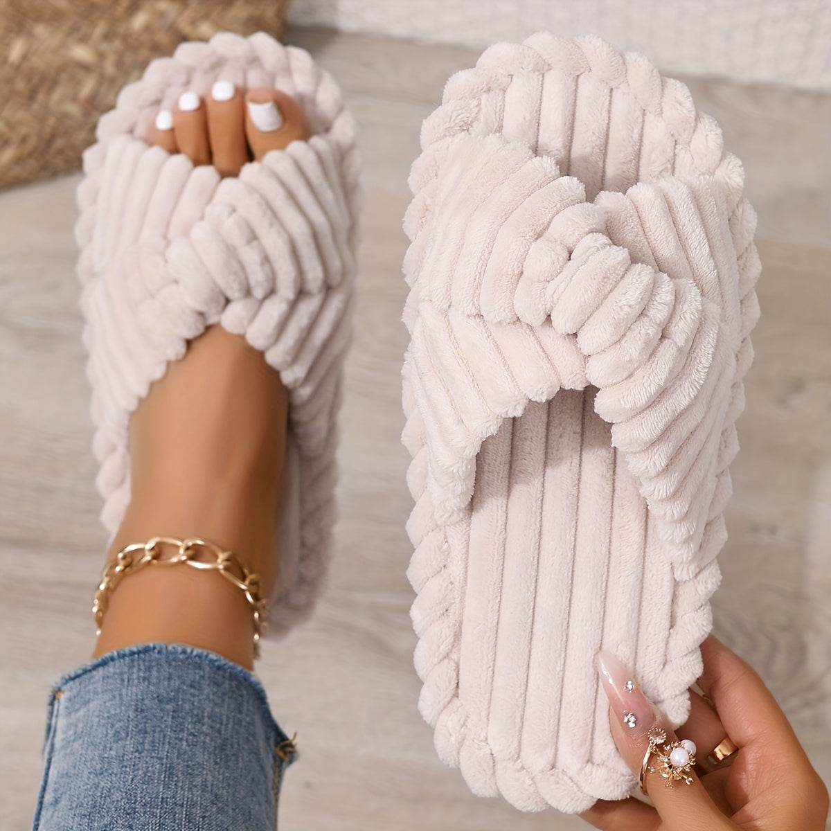 Women’s Plush Slip-On Slippers with EVA Cushioned Insole Indoor Outdoor