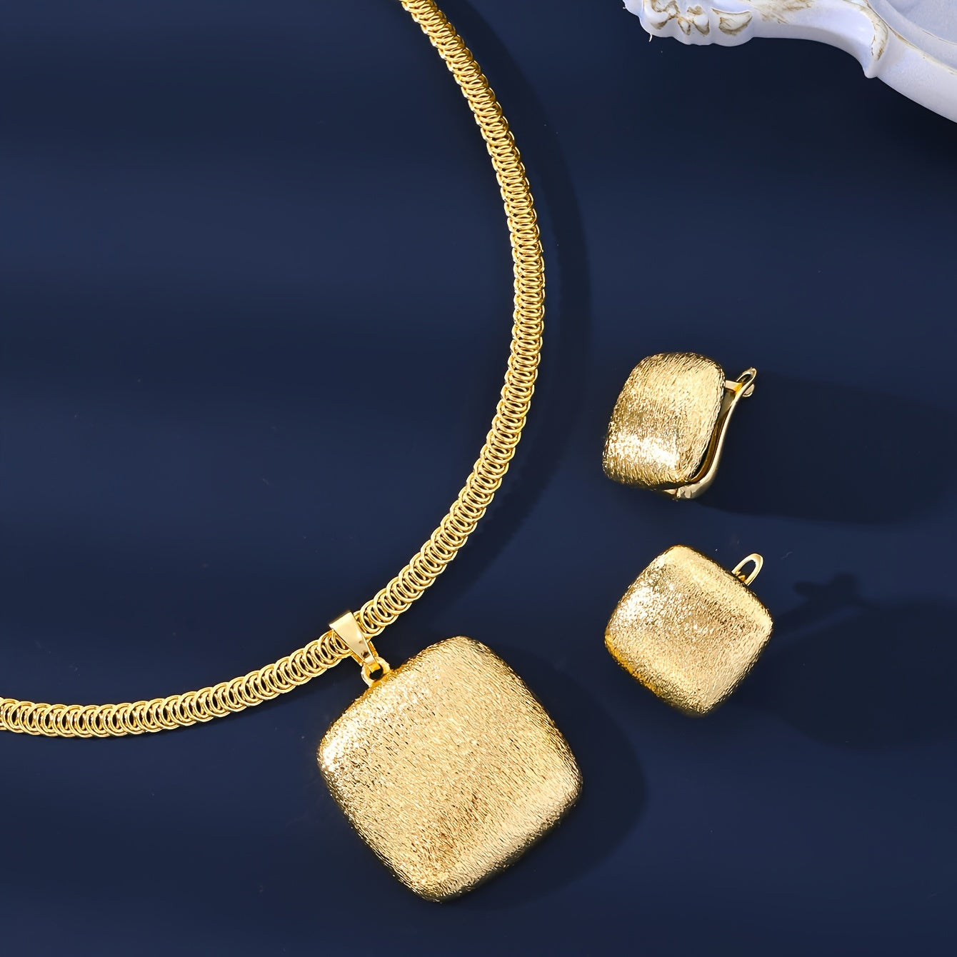 Vintage uslubidagi zargarlik to'plami 4 dona - marjon, bilaguzuk, uzuk, sirg'a. 18K oltin qoplangan misdan tayyorlangan. Ayollar uchun mukammal, har kuni kiyish va maxsus tadbirlar uchun mos.