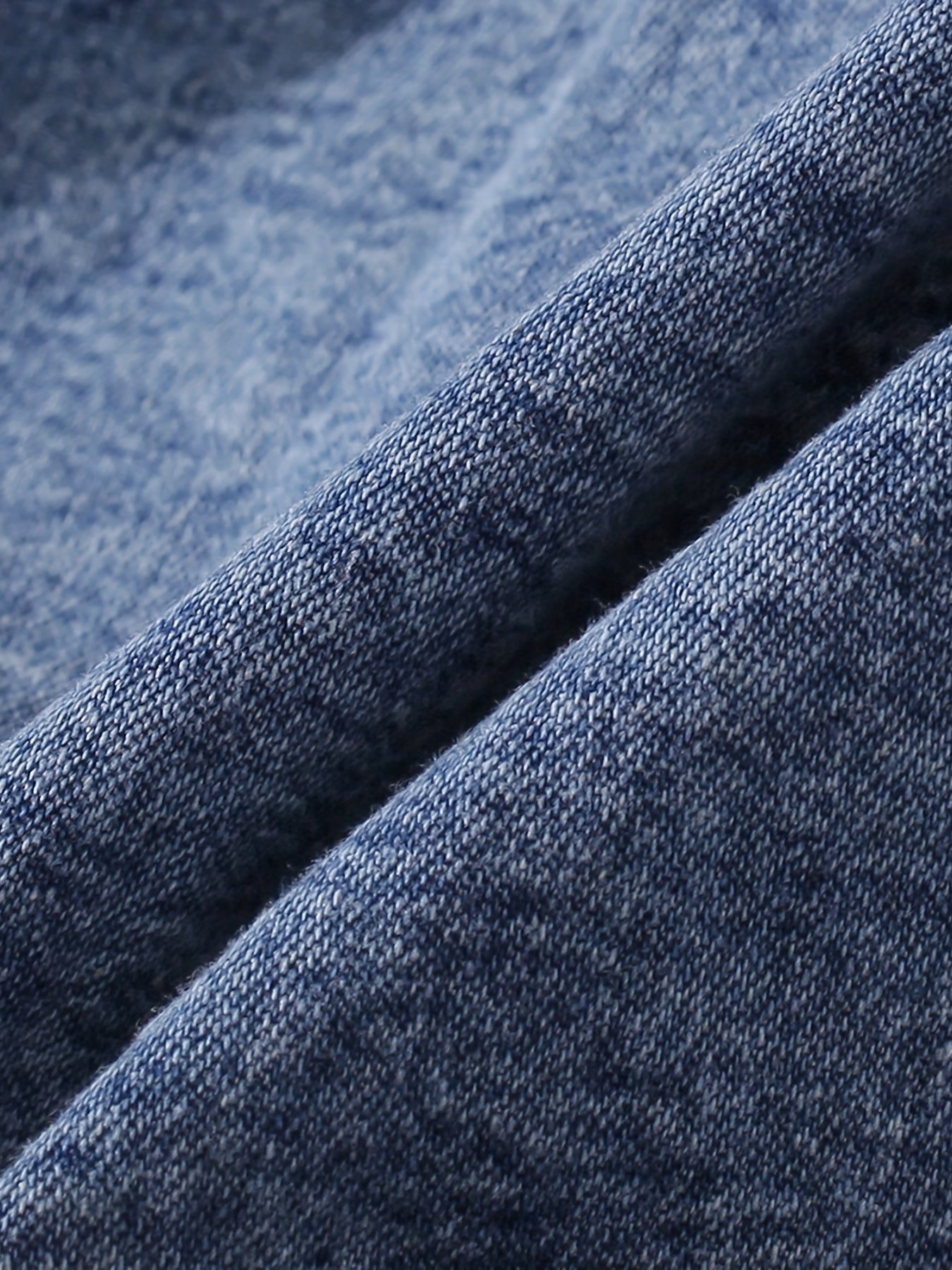 Yuqori yengsiz ko'ylak, pliseli yubka va kamar bilan.