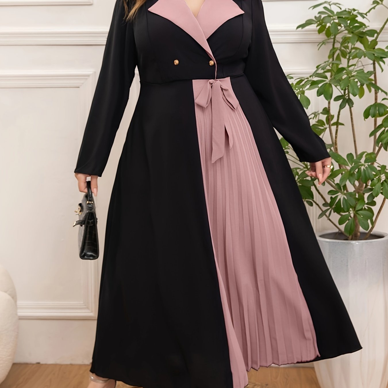 Yengil plus size V-yuqori tunika ko'ylagi, mustahkam rangda, ozgina cho'zilishga ega, barcha fasllar uchun ideal. 100% polyester to'qilgan matodan tayyorlangan.