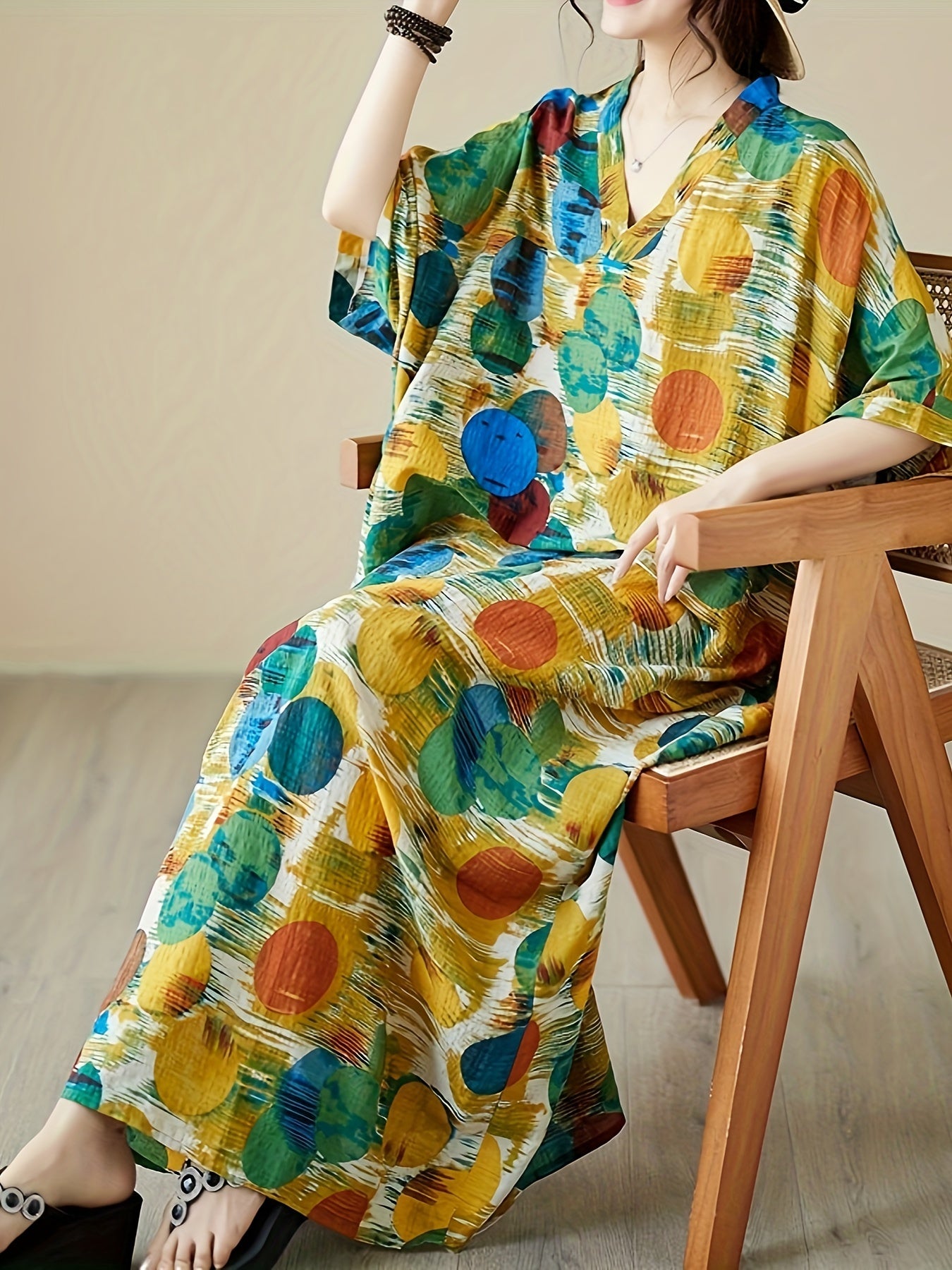 Katta o'lchamdagi ayollar uchun rang-barang naqshli, keng kesimli V-yuqori maxi ko'ylak va kimono uslubi