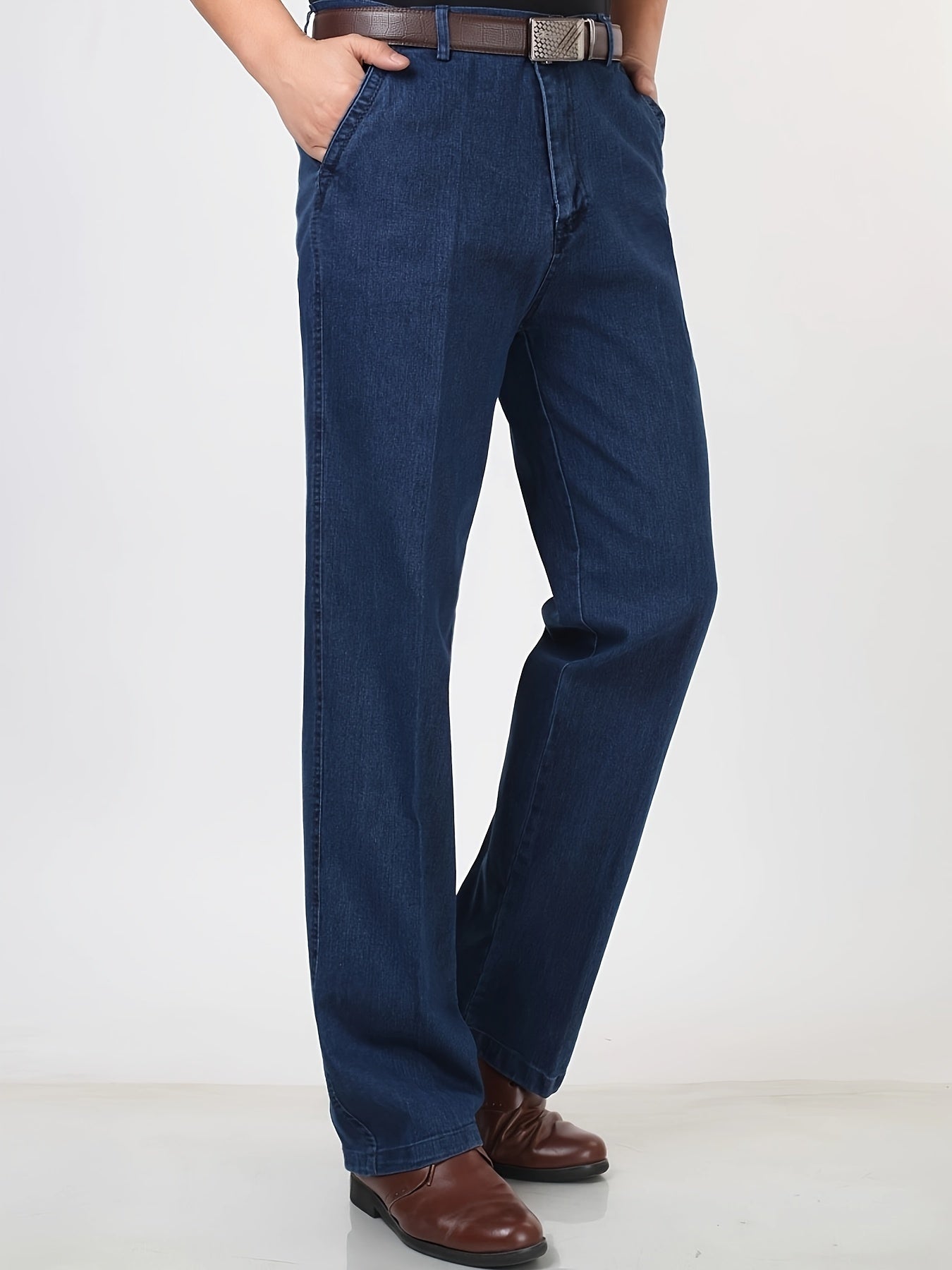 Yozgi ochiq havoda faoliyatlar uchun ideal, cho'kkan denim shimlar, cho'ntaklari bilan.