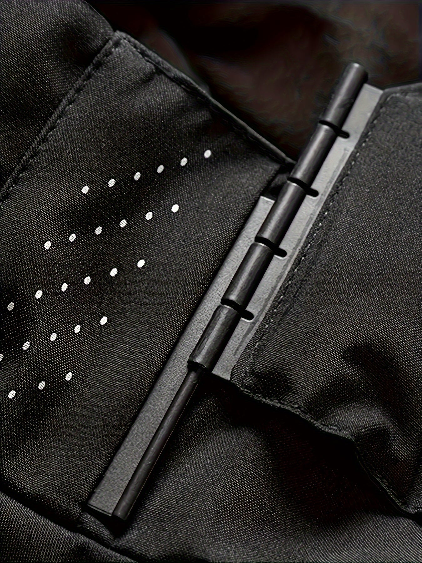 Erkaklar uchun tasodifiy shamol o'tkazmaydigan kurtka, 100% polyesterdan tayyorlangan, harf naqshiga ega, zipli cho'ntaklar va barcha mavsumlar uchun tashqi kiyim sifatida olib tashlanadigan kaput bilan.