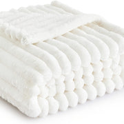 Iyulda hashamatli engil fleece tashqi ko'rpa - yumshoq, qulay, oq chiziqli flanel, divan yoki yotoq uchun ideal, barcha mavsumlar uchun qulaylik, 100% polyesterdan tayyorlangan, divan uchun mukammal tashqi ko'rpa.