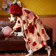 Bata de felpa de coral para mujer con estampado de fresa para otoño e invierno