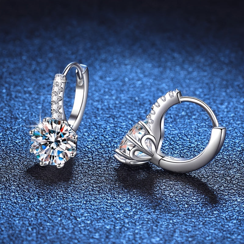 Ayollar uchun zamonaviy Moissanite Huggie Hoop taqinchoqlari - 8mm dumaloq kesim, S925 sterling kumushdan tayyorlangan, ideal tug'ilgan kun sovg'asi