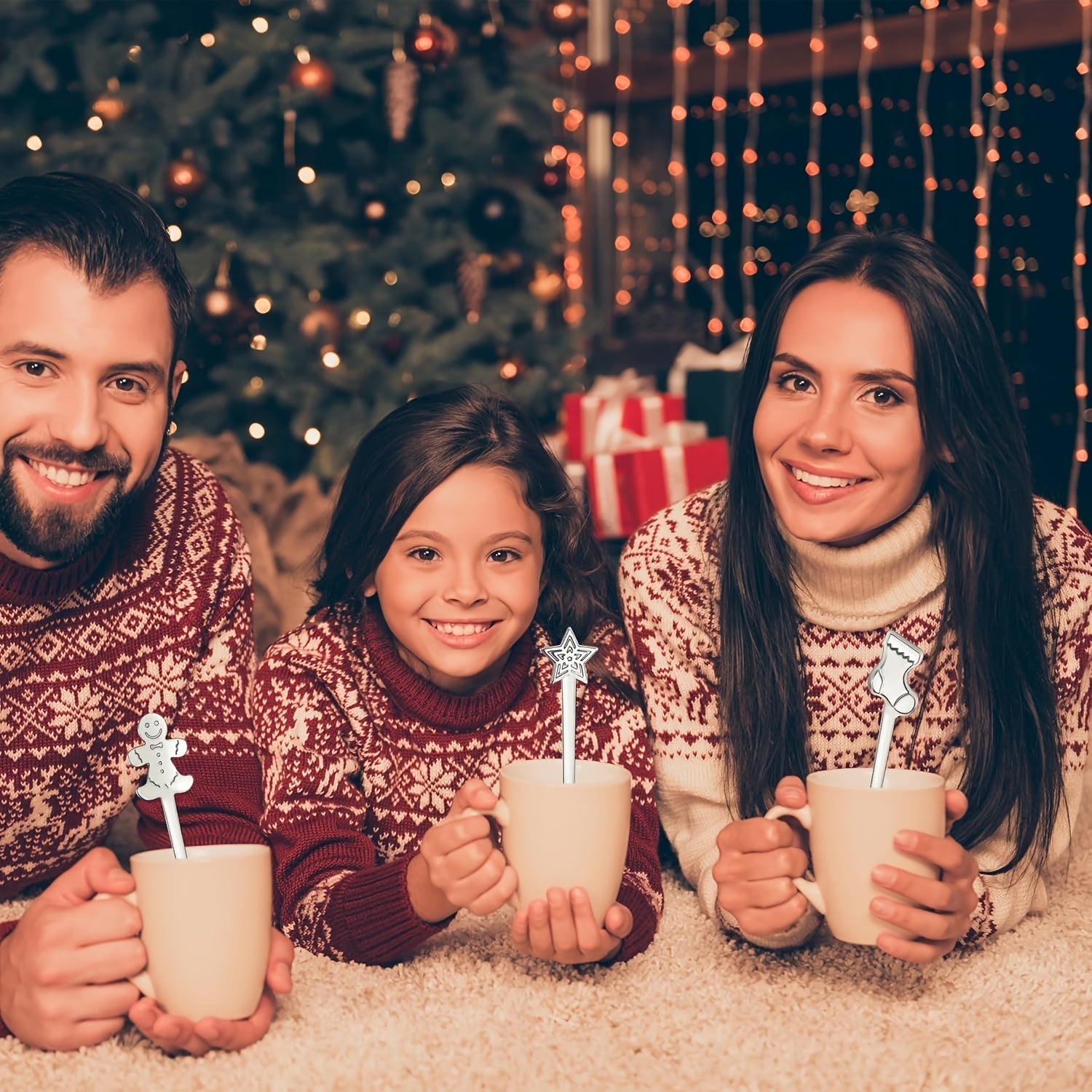 Набор из 8 рождественских ложек из нержавеющей стали с рисунком в виде звезд — идеально подходит для подачи кофе, чая, супа и десертов в праздничный сезон.