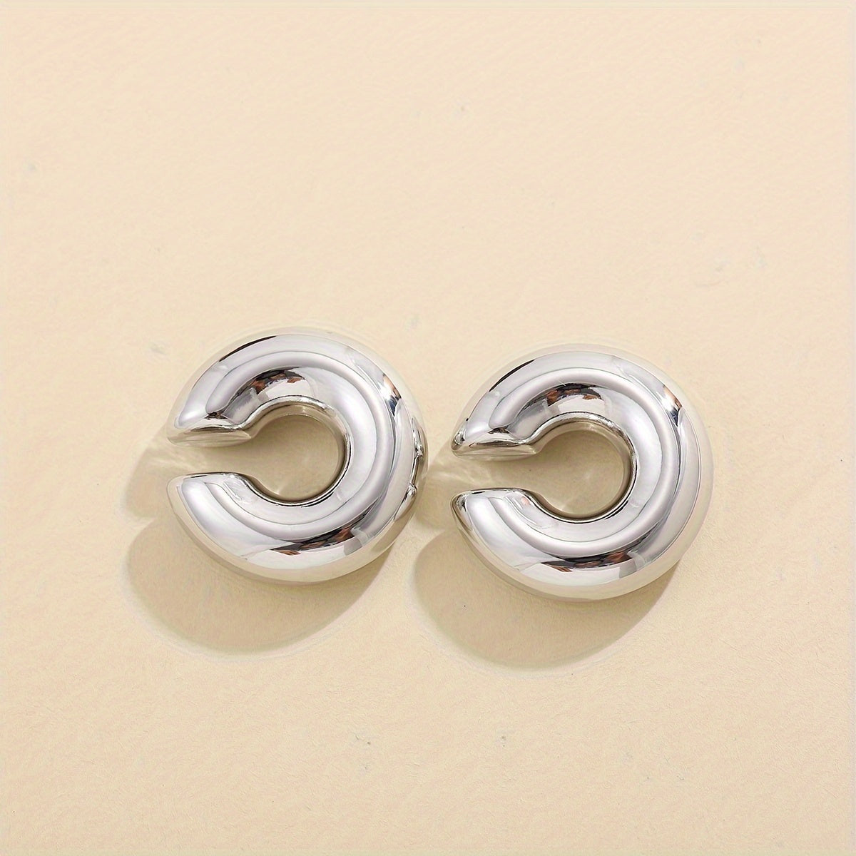 Zarif va zamonaviy zanglamas po'latdan yasalgan halqa sirg'alar to'plami, bo'sh C-shakl dizayni bilan. Kundalik kiyish, ta'til va Ramazon bayrami mavsumi uchun mukammal. Har mavsumda mos va ko'p qirrali.