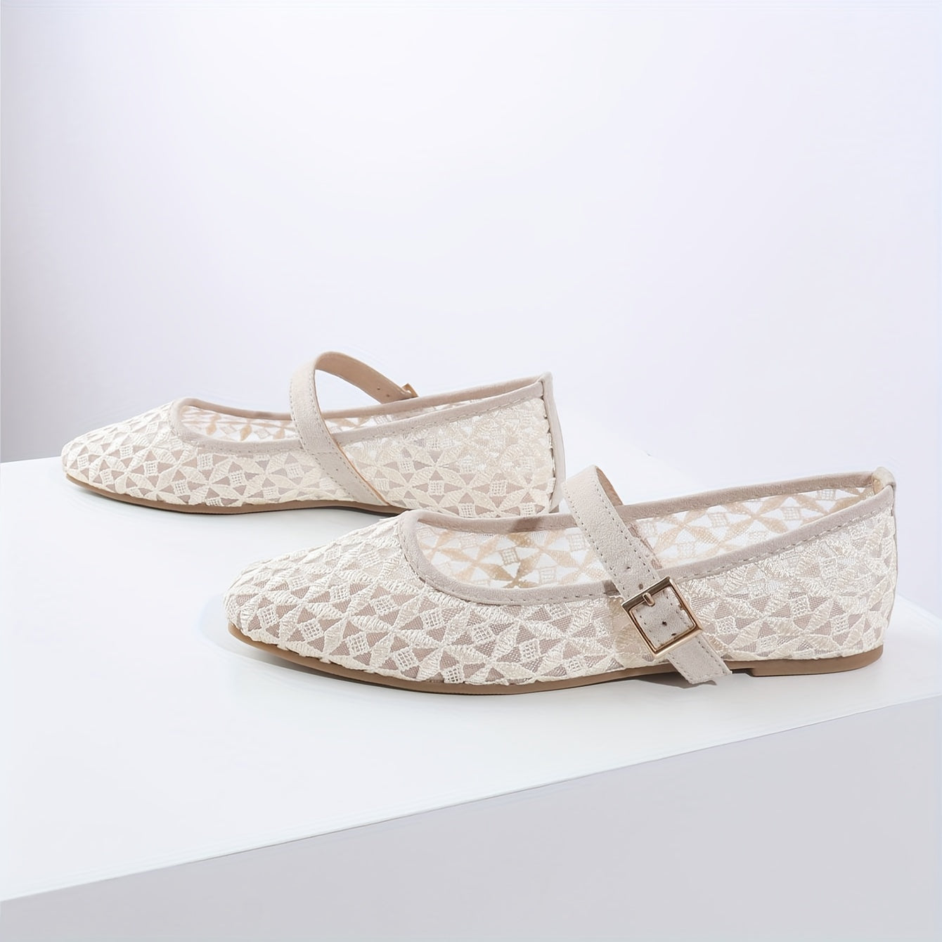 Ayollar uchun zamonaviy slip-on tekis poyabzal, kvadrat burchakli, nafas oladigan to'r va naqsh, qulay PU qoplamali taglik va tasma uchun moslashtiriladigan buckl, norasmiy, ziyofat va ofis kiyimlari uchun.