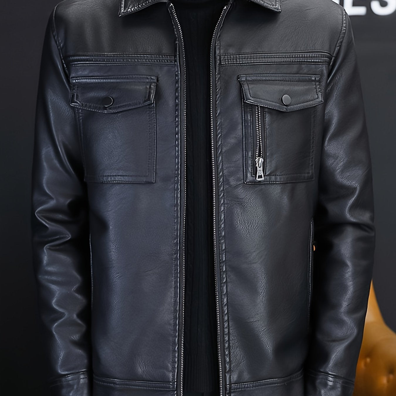 Erkaklar uchun zamonaviy qora jakk, ko'p fermuarlı cho'ntaklar, uzun yenglar va lapel yaka bilan, kuz va qish uchun, Koreya modasidan ilhomlangan.