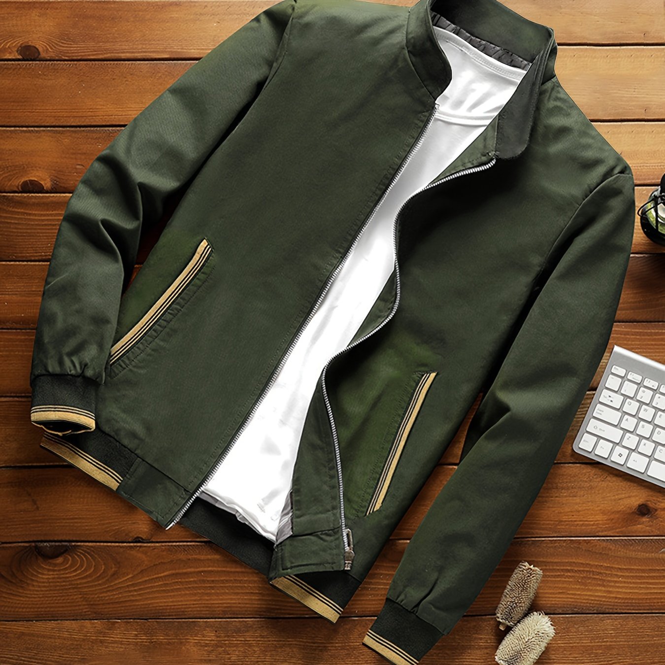 Erkaklar uchun engil plussiz bomber kurtkasi, turli cho'ntaklar, bir rang - yozgi sayohatlar uchun mukammal.