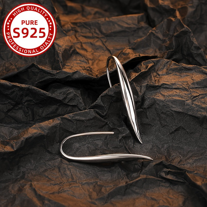 Ushbu nafis to'r vaqti uzuklari soddalik va noziklikni qadrlaydigan ayollar uchun mukammaldir. 925 sterling kumushdan tayyorlangan, og'irligi 3.6g va ularni banketlar, ta'tillar va partiyalarga kiyish uchun mos keladi.