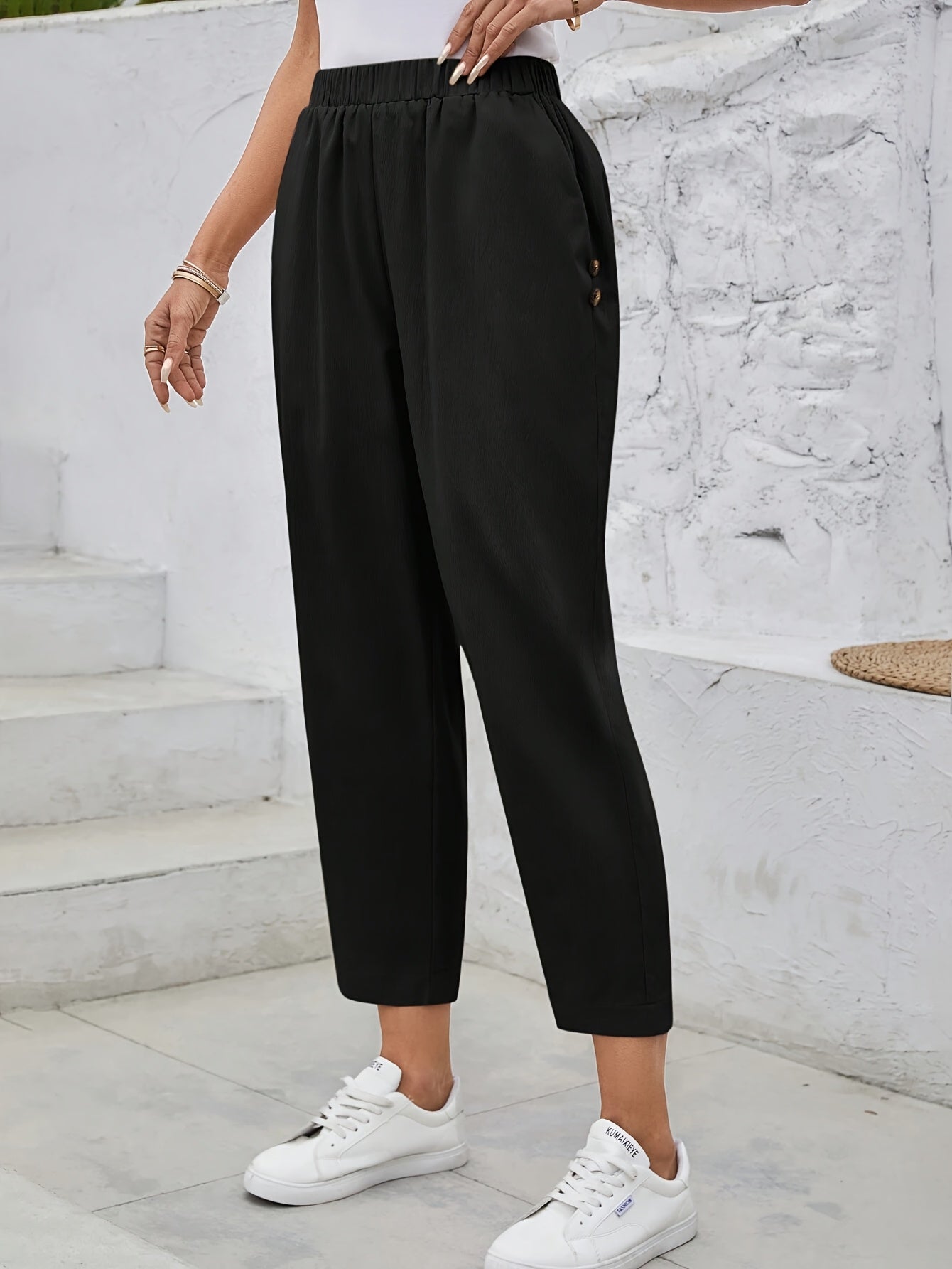 Ayollar uchun maroon rangli toraytirilgan shimlar, yuqori bel bilan, ikki cho'ntakli. Polyesterdan tayyorlangan, mashinada yuvish mumkin. Kuz modasi uchun ideal. Ayollar uchun bir rangli shimlar.