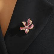 Ayollar kiyimlari uchun sun'iy marjon bilan pushti gilos gullari broshuri