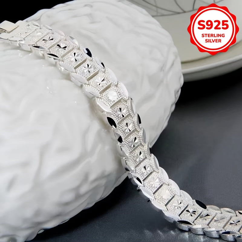 Ayollar uchun mo'ljallangan, Klassik Keng Tangalar Dizayni bilan bezatilgan, Gipoallergen va har kuni kiyish va maxsus tadbirlar uchun mos keladigan Stylish 925 Sterling Silver Bilaguzuk. Onalar kunida sovg'a berish uchun mukammal.