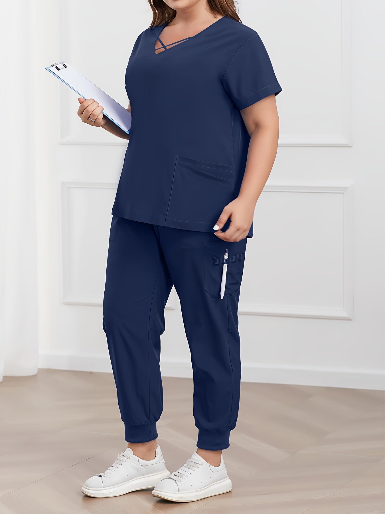 Katta o'lchamdagi bir rangli skrab to'plami, V shaklidagi qisqa yengli ko'ylak va shimlar, Ayollar uchun katta o'lchamdagi kiyimlar.