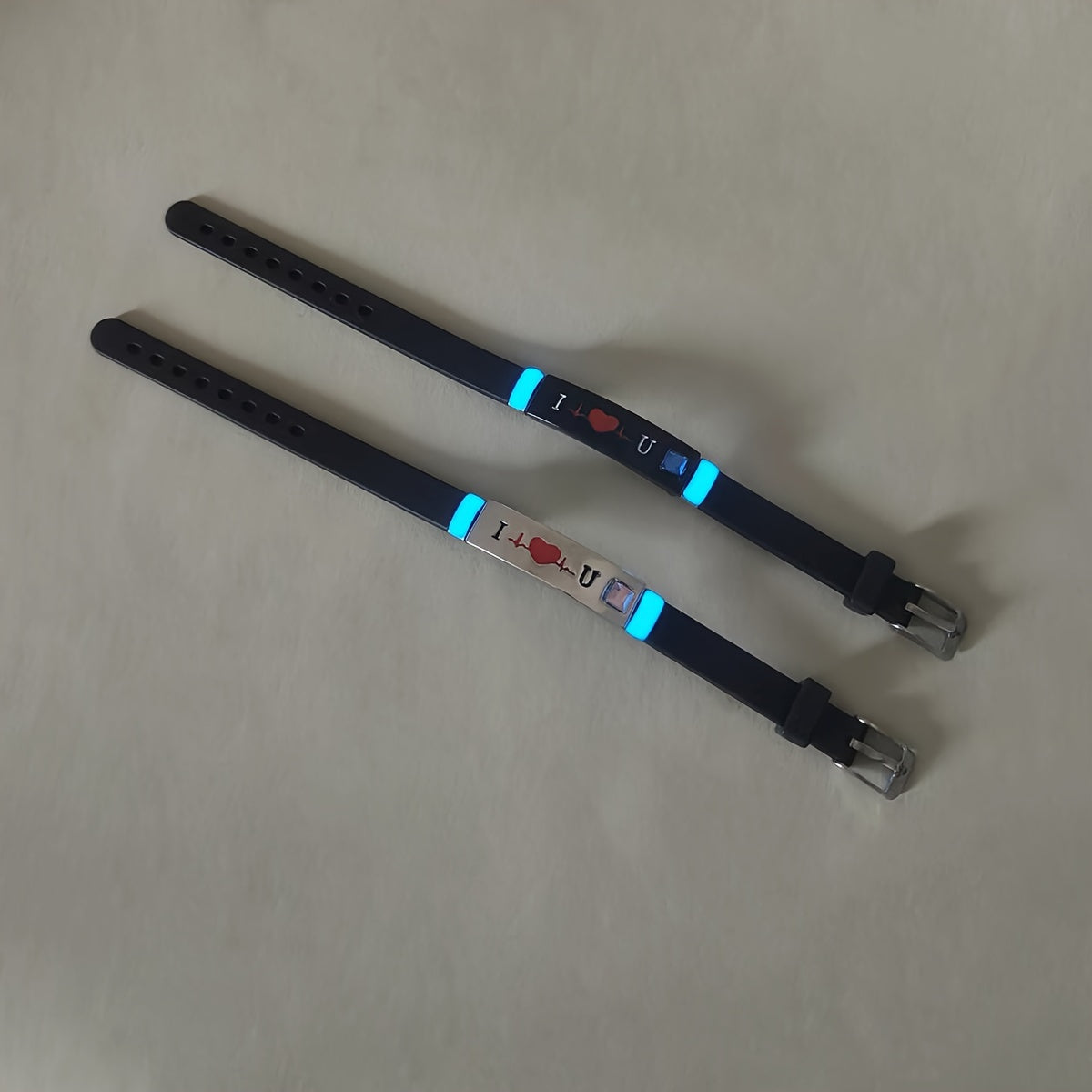 Silicone juftlik bilaguzuklari - 2 dona to'plam, "MEN SIZNI SEVAMAN" yozuvi bilan. Qiziqarli va minimalistik dizayn, har kuni kiyish uchun yoki shirin Sevgililar kuni sovg'asi uchun ideal.