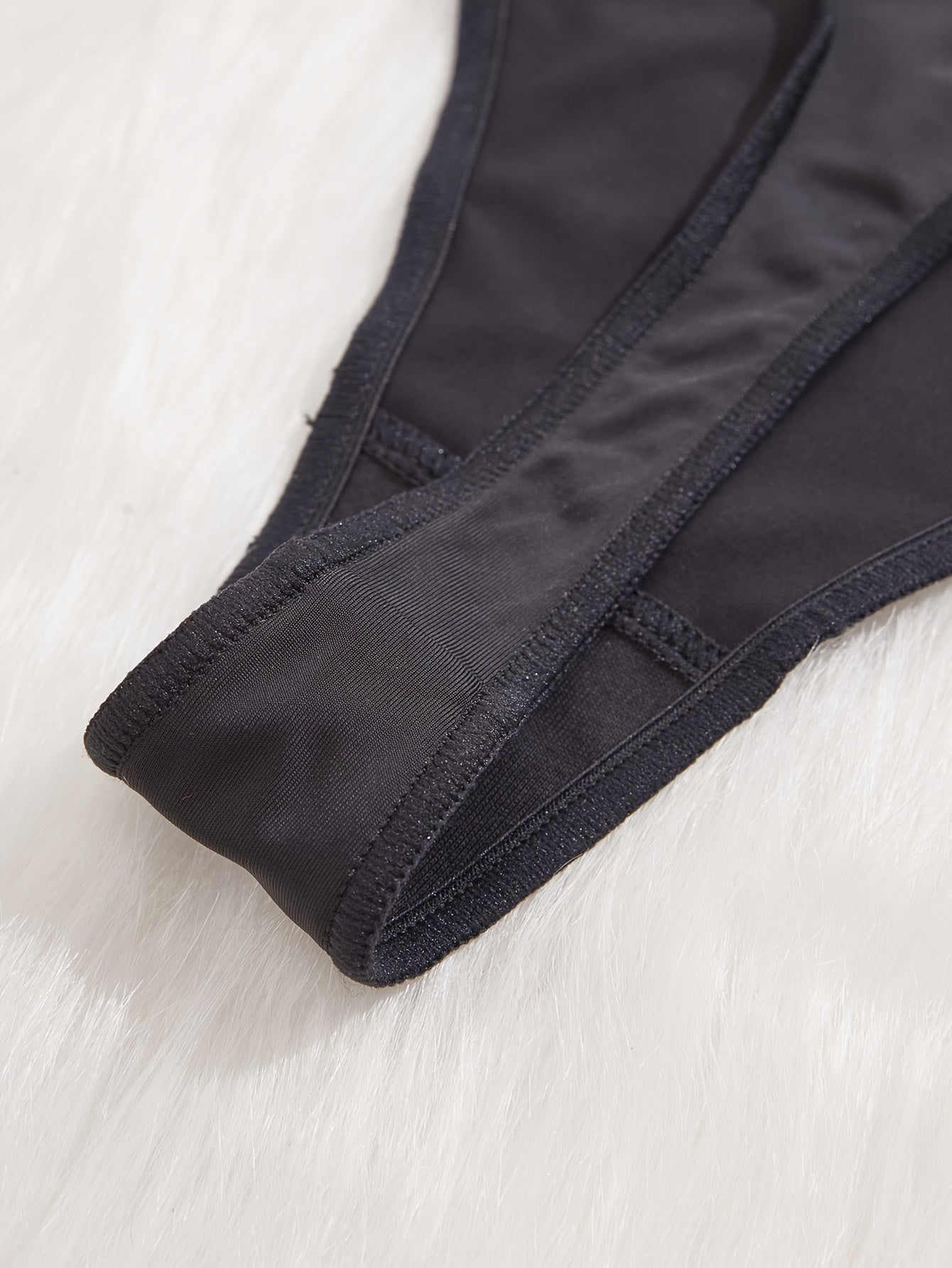 Colgante de corazón en fina cuerda para joyería sensual